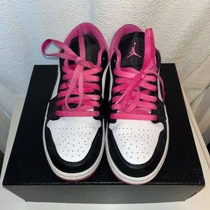 Men’s jordan low black pink and white size 8